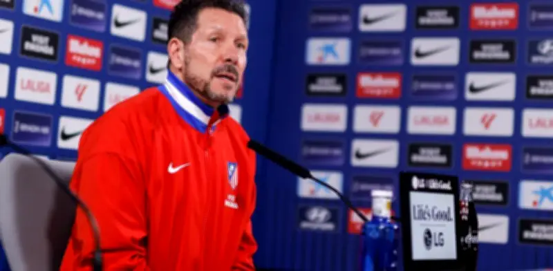Simeone defiende a Julián Álvarez y rechaza rumores sobre su salida del Atlético de Madrid