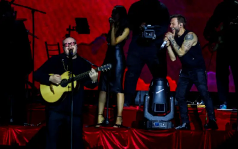 Sin Bandera celebra 25 años de baladas en Guadalajara con un emotivo concierto