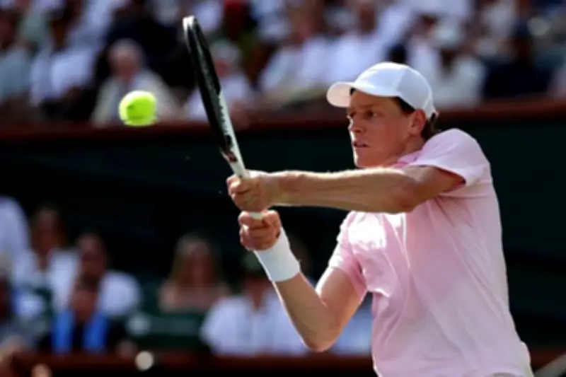 Sinner y Medvedev inician con triunfos en el Masters de Miami, avanzando en el torneo