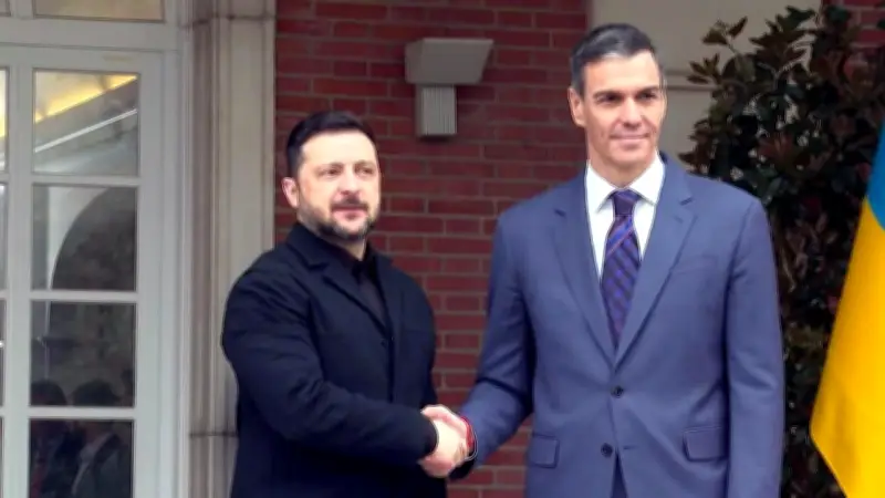 Sánchez reafirma apoyo a Ucrania en reunión con Zelensky: 'No olvidaremos'