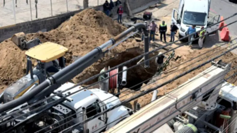 Socavón en Circuito Azteca a días del Mundial 2026: camión queda atrapado