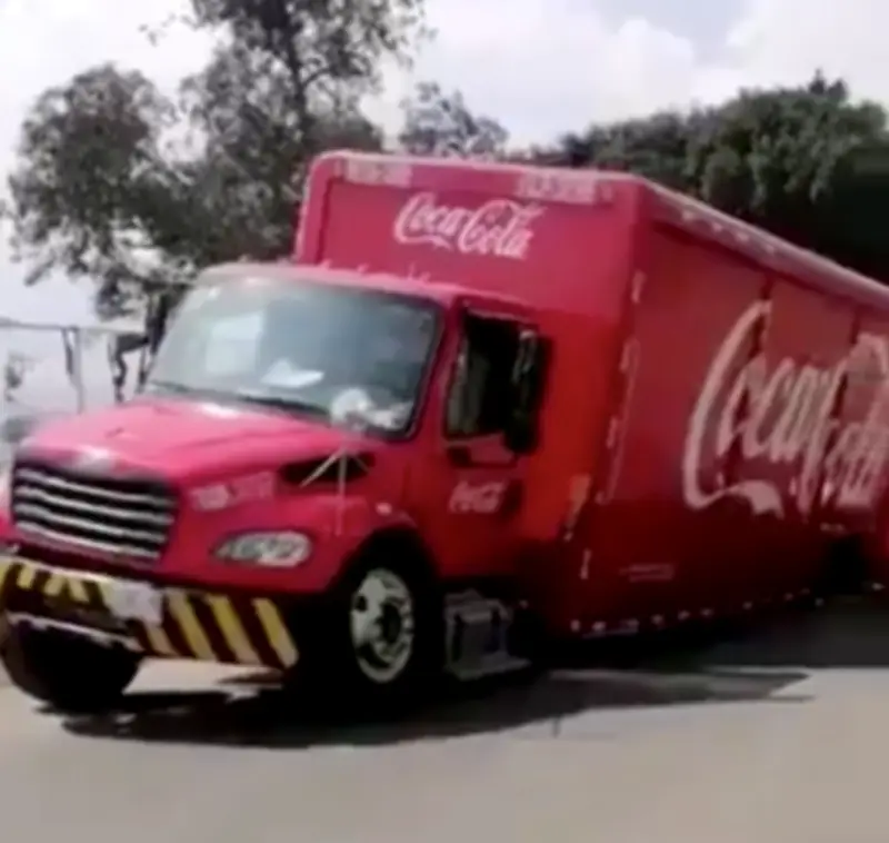 Socavón en Circuito Azteca: Camión de Coca-Cola se hunde a 98 días del Mundial 2026
