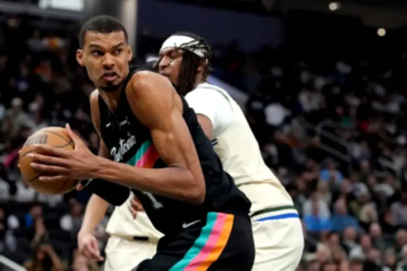 Spurs suman octavo triunfo consecutivo y eliminan a Bucks de playoffs