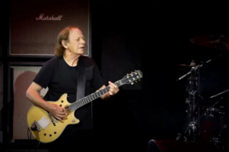Stevie Young, guitarrista de AC/DC, internado de emergencia en Argentina