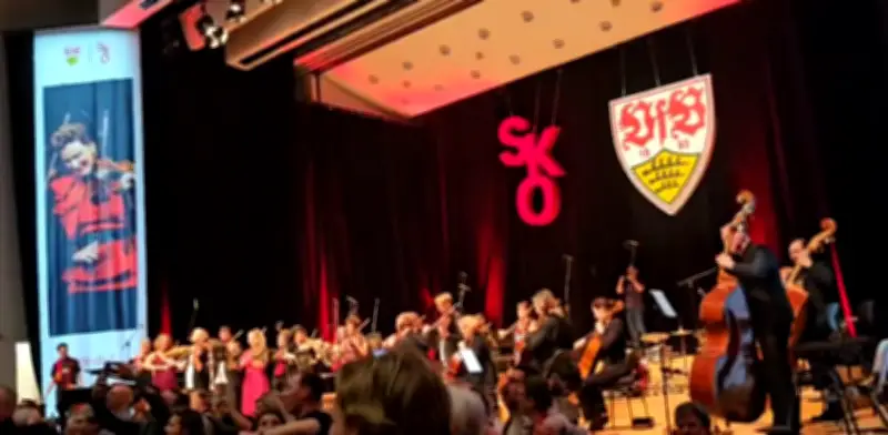 Stuttgart fusiona música clásica con cánticos futboleros en concierto único