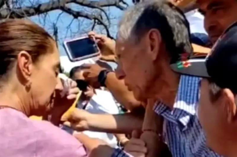 Sufre Claudia Sheinbaum incidente ocular al saludar a simpatizantes en evento