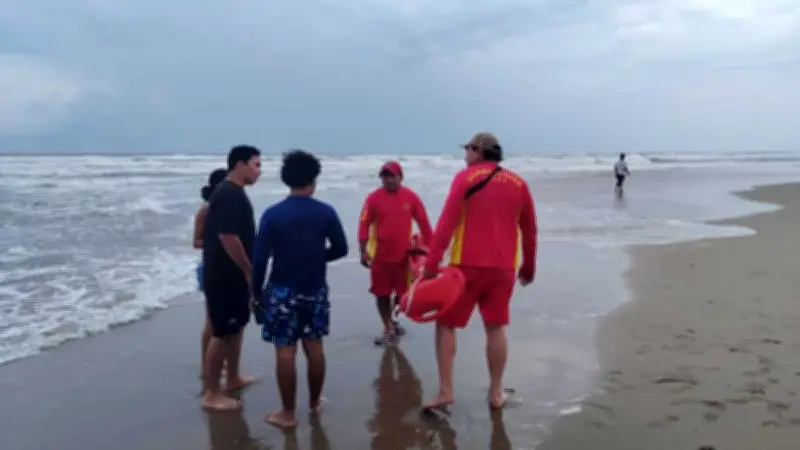 Tabasco enfrenta doble crisis: chapopote y ahora invasión de medusas en playas
