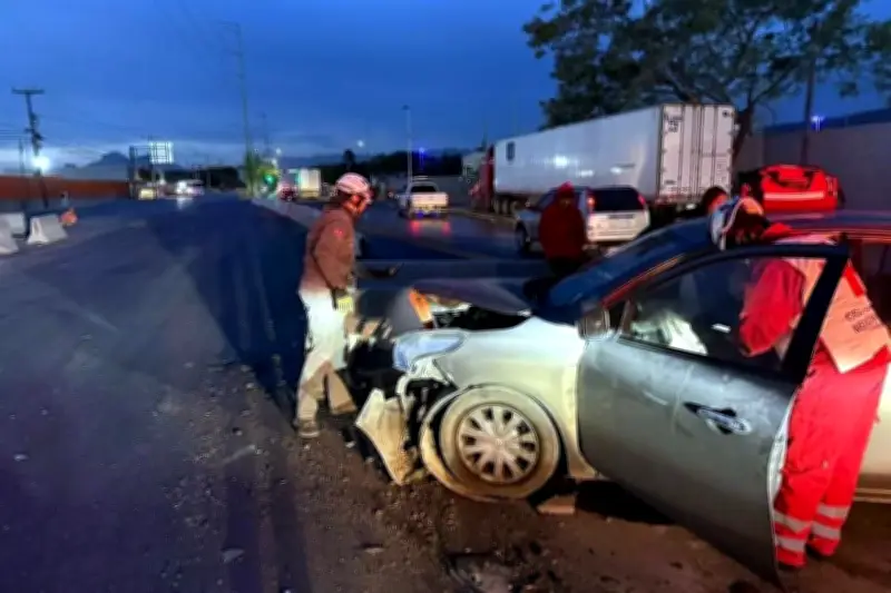 Taxi de aplicación sufre aparatoso accidente en carretera a Monclova, Coahuila