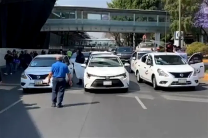 Taxistas Bloquean Terminales del AICM en Protesta por Competencia de Plataformas