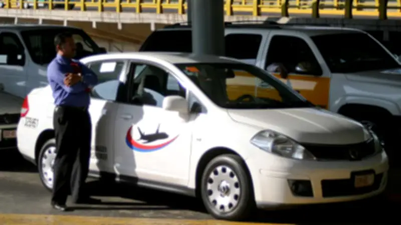 Taxistas del AICM anuncian paro total y bloqueo de terminales este miércoles