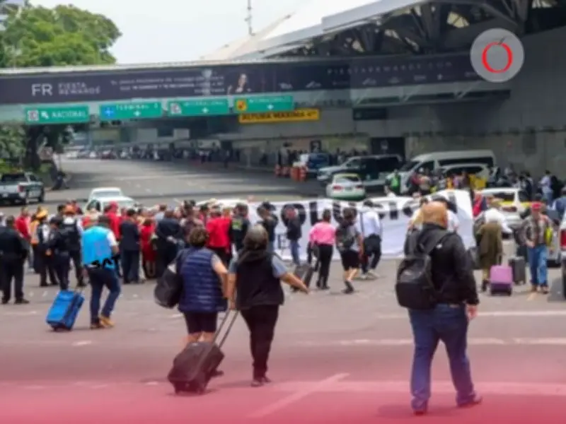 Taxistas liberan accesos al AICM tras protesta por competencia de plataformas digitales