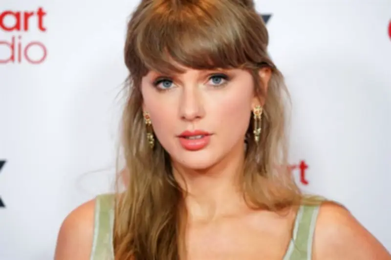 Taylor Swift Brilla en la Alfombra Roja de los iHeartRadio Awards