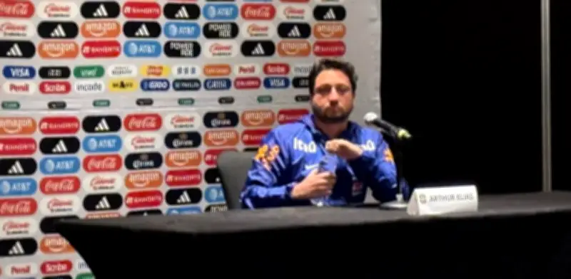 Técnico de Brasil Femenil califica de 'ignorantes e idiotas' a quienes demeritan el fútbol de mujeres