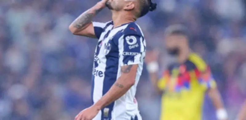 Tecatito Corona se lesiona en calentamiento y pierde titularidad ante Chivas