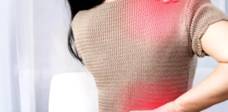 Tensión en hombros y espalda: Las zonas donde las mujeres acumulan más estrés