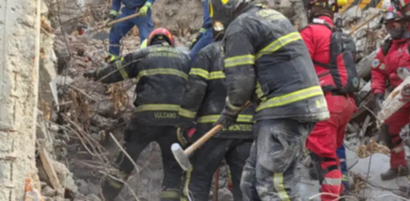 Tercer trabajador fallecido es localizado en edificio colapsado de San Antonio Abad