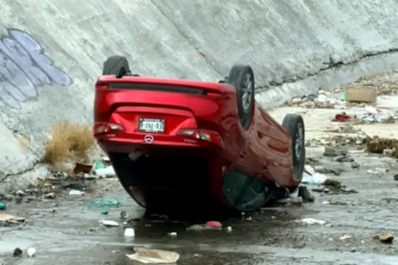 Termina volcado dentro de canalón en Santa Catarina, Nuevo León