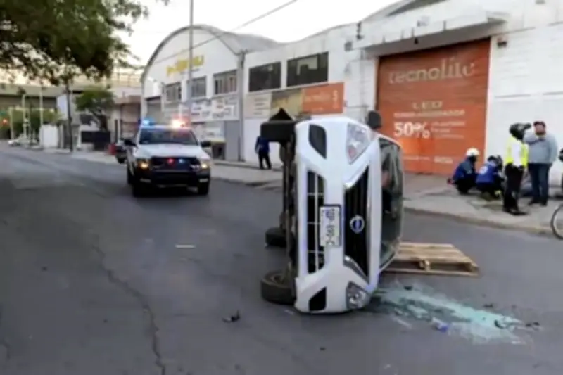 Termina volcado tras choque en carretera de Nuevo León; reportan un herido