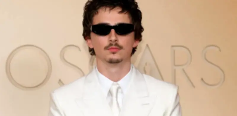 Timothée Chalamet deslumbra en blanco Givenchy en la alfombra roja de los Oscar