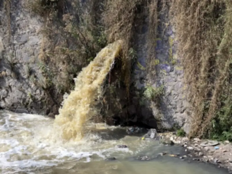 Tlaquepaque detecta cinco descargas ilegales de aguas negras que contaminan arroyo El Seco