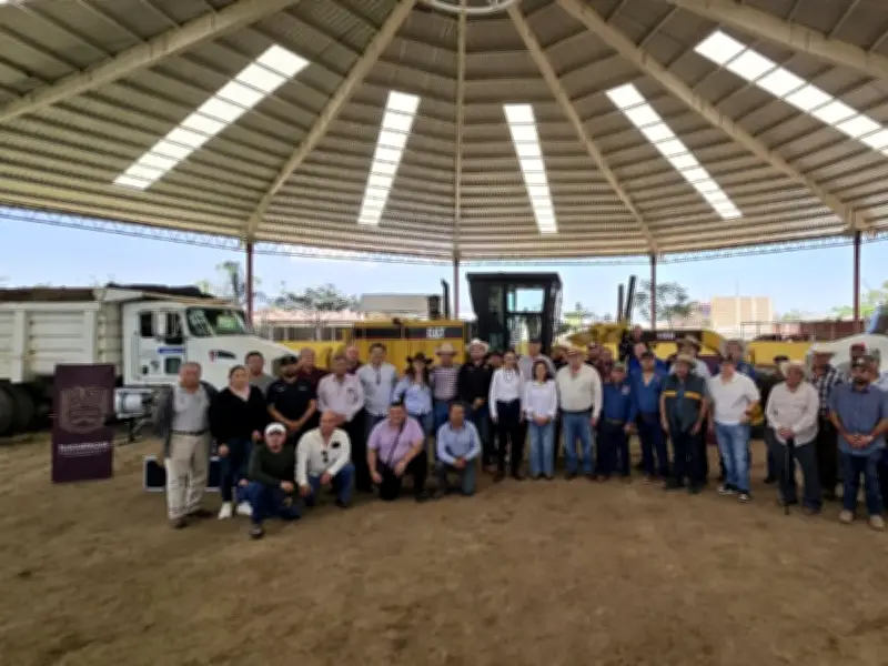 Tlaquepaque entrega maquinaria y composta a ejidatarios para potenciar caminos rurales