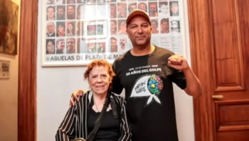 Tom Morello visita a las Abuelas de Plaza de Mayo en Argentina y elogia su lucha incansable