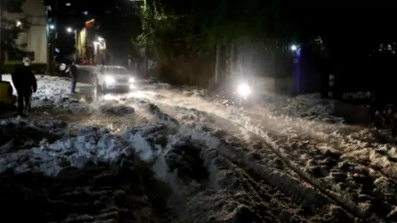 Tormenta con granizo paraliza la autopista México-Pachuca en Tecámac; calles cubiertas de hielo