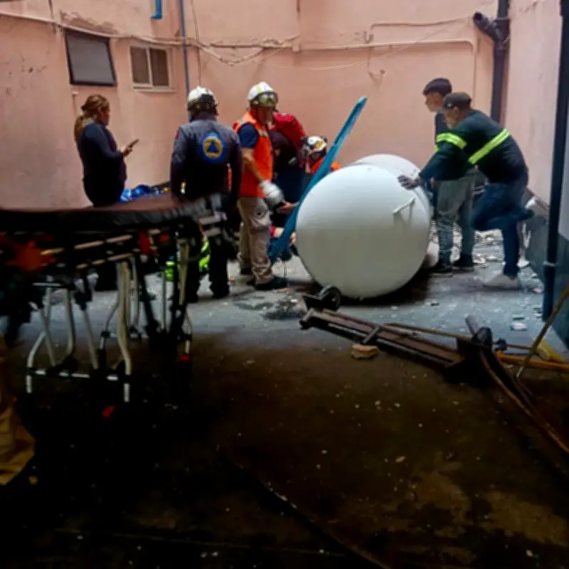 Trabajador sufre caída de cuarto piso con tanque de gas en Benito Juárez