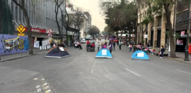 Trabajadoras del Gobierno de CDMX bloquean Centro por trato digno y prestaciones
