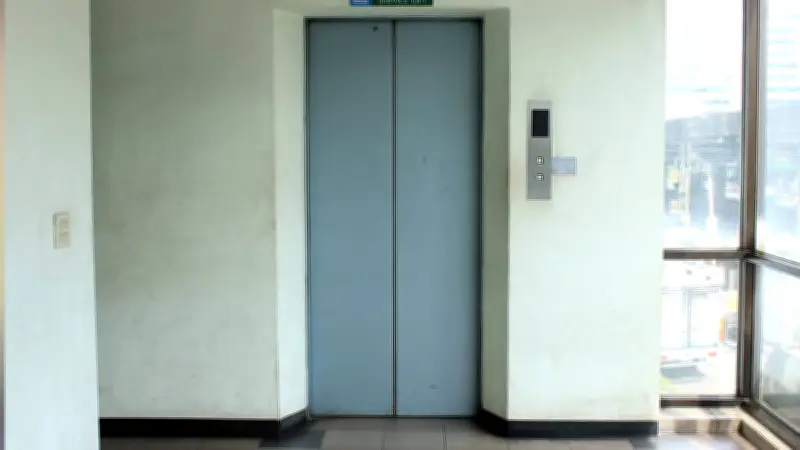 Trabajadores de Salud bloquean oficinas en Polanco por elevadores fallidos que ponen en riesgo a más de mil empleados