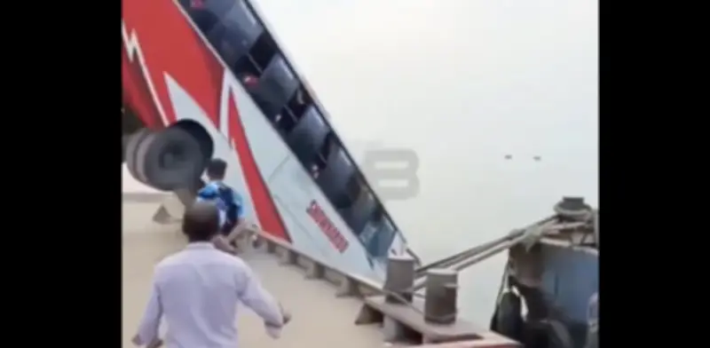 Tragedia en Bangladesh: Autobús cae al río Padma tras impacto de embarcación