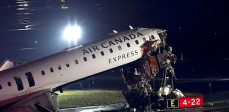 Tragedia en LaGuardia: Choque de avión y camión de bomberos deja dos muertos y 13 heridos