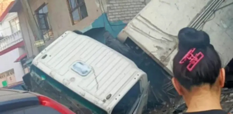 Tragedia en Naucalpan: Camión de basura cae 10 metros y deja una mujer muerta