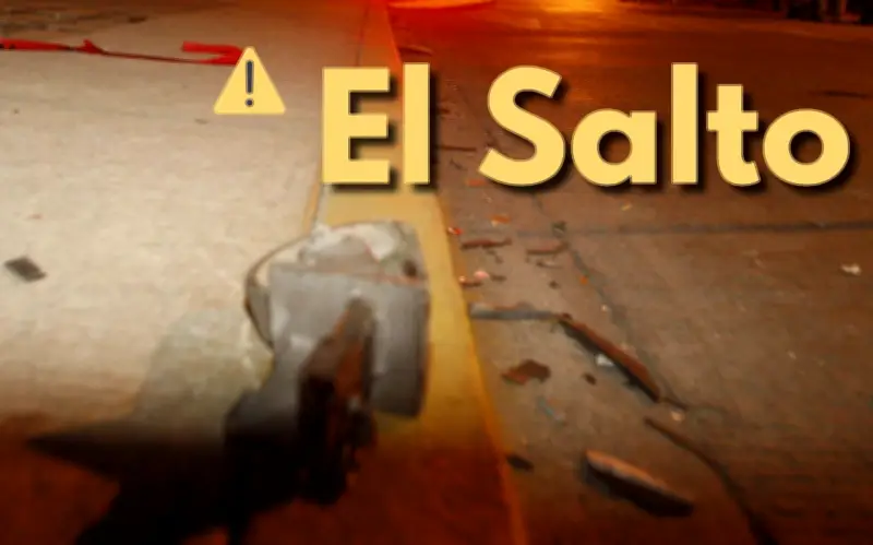 Tragedia vial en El Salto: Mujer de 45 años fallece tras violento choque contra poste de CFE