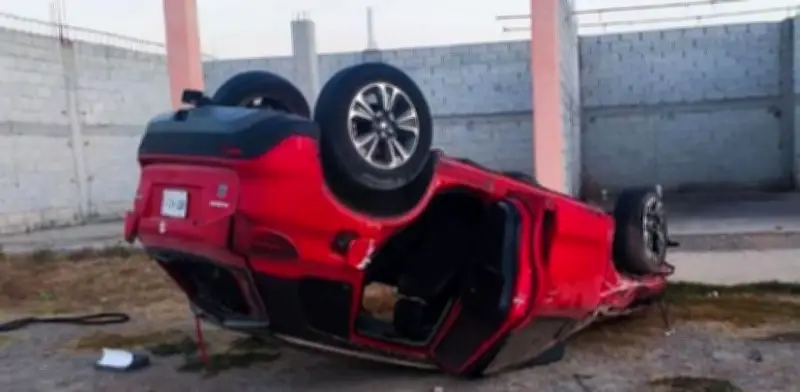 Tragedia vial en Hidalgo: Volcadura de camioneta deja un muerto y un herido grave