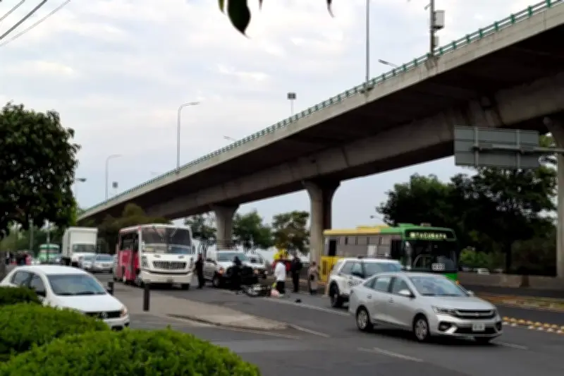 Tragedia vial en Perisur: Motociclista fallece tras violento choque en avenida