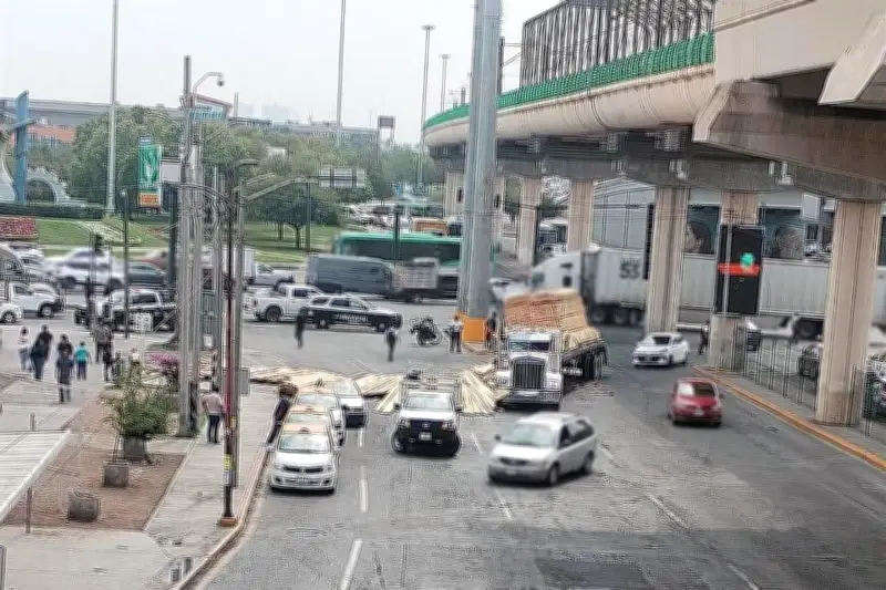 Trailer riega tablas en carretera a Colombia, causando caos vial y retrasos