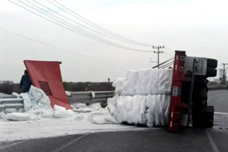 Trailer se vuelca en carretera a Colombia, Nuevo León, causando caos vial