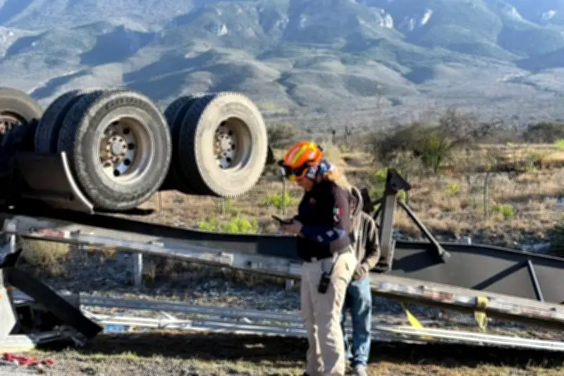 Trailer se vuelca en carretera a Saltillo, causando caos vial y daños materiales