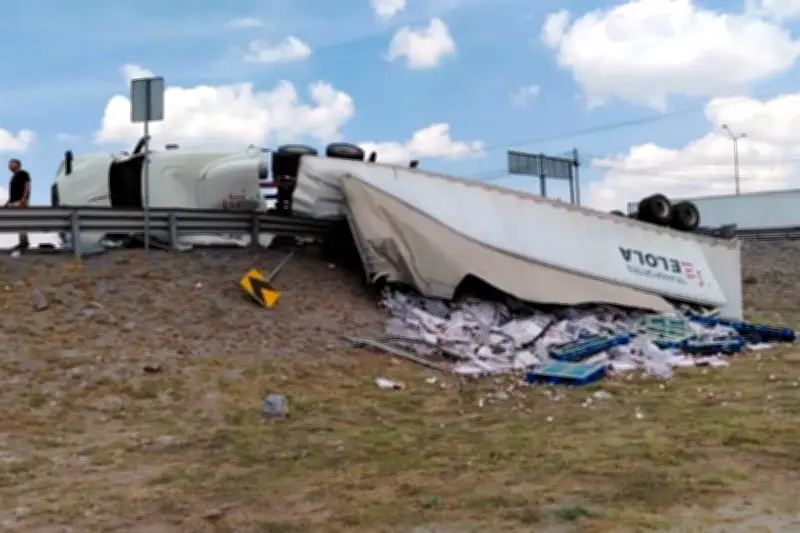Trailer vuelca en Apodaca y esparce su carga, causando caos vial