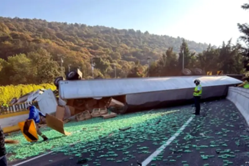 Trailer vuelca en la México-Cuernavaca, genera caos vial y moviliza a autoridades