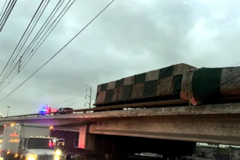 Trailer vuelca y bloquea libramiento en Nuevo León, causando caos vial