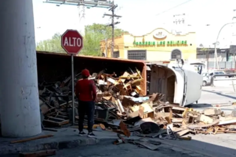 Trailer vuelca y esparce chatarra en Periférico Churubusco, causa caos vial