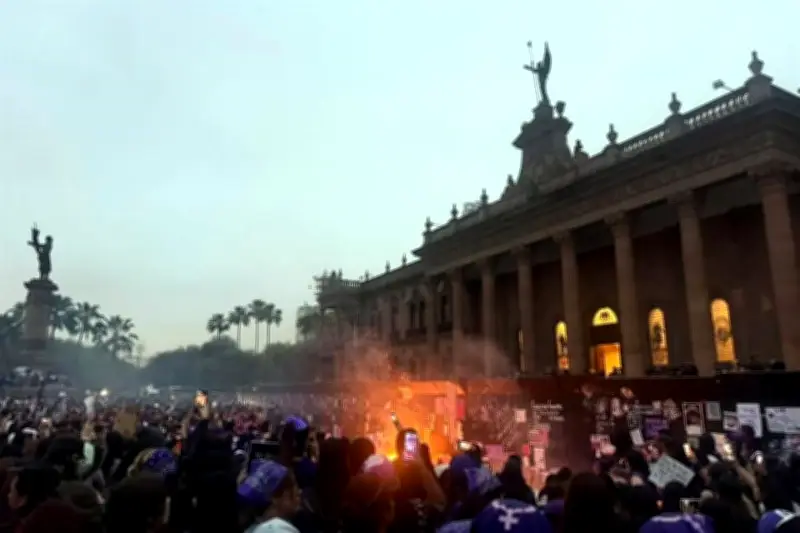 Tras Marcha del 8M, Manifestantes Queman Carteles Frente al Palacio Nacional