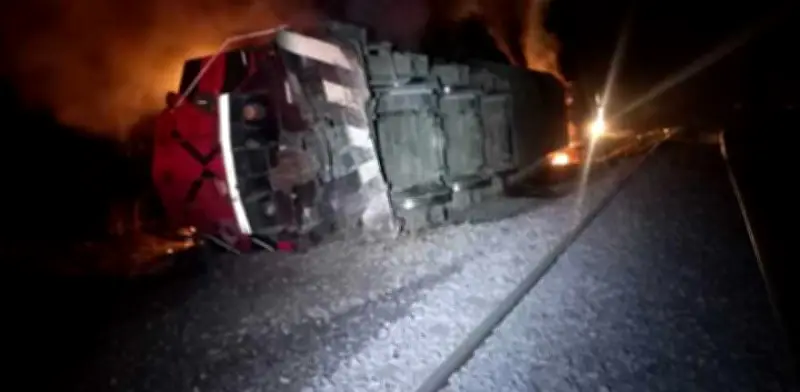 Tren se descarrila en Colima: 22 vagones colapsados y tres personas heridas