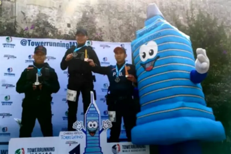 Tres policías de la Ciudad de México triunfan en carrera vertical de la Torre Latinoamericana
