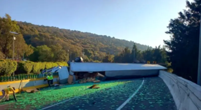 Trágico accidente en La Pera: Tráiler volcado deja un muerto y paraliza la México-Cuernavaca