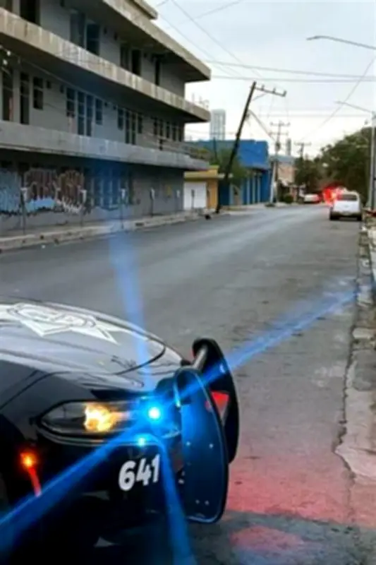 Tráiler derriba postes y cables en La Obrera, provocando extenso apagón en la zona