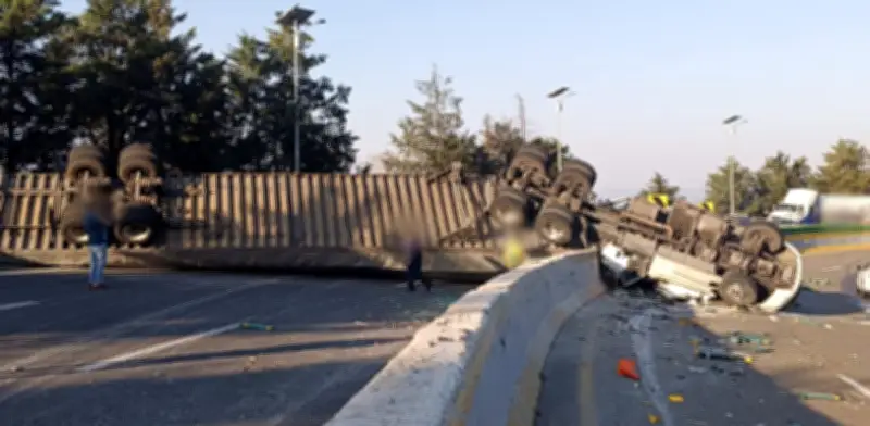 Tráiler vuelca en autopista México-Cuernavaca; cierre vial supera cinco horas