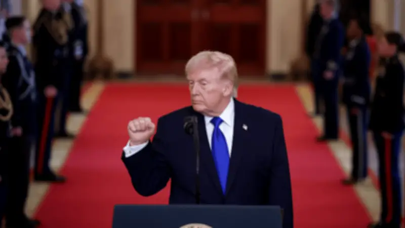 Trump advierte a Irán: responderá con fuerza sin precedentes si atacan